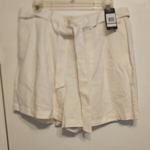 Tommy Hilfiger White Bermuda Shorts for Casual Elegance